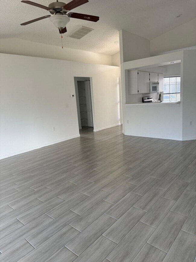 Foto del edificio - Spacious 3-Bedroom Home with Open Floor Pl...