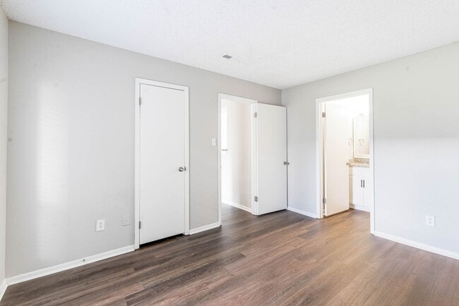 Building Photo - Rivercreek Apartments