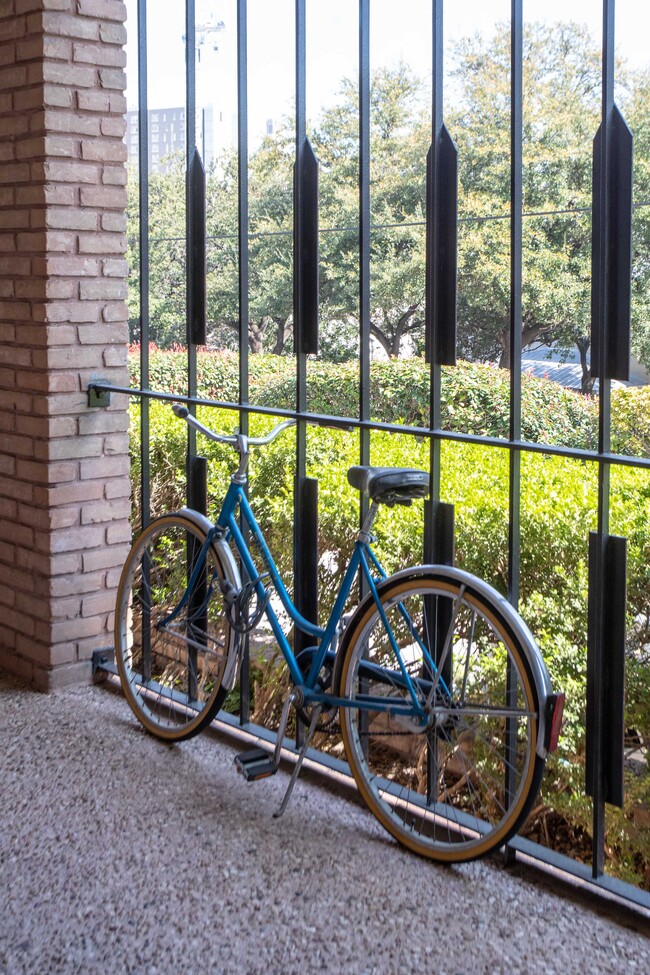 Building Photo - Lantana Apartments