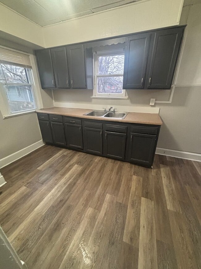 Building Photo - Cleveland East Side Single