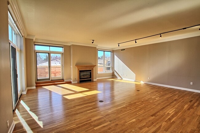 Foto del edificio - 2400 E Cherry Creek S Dr