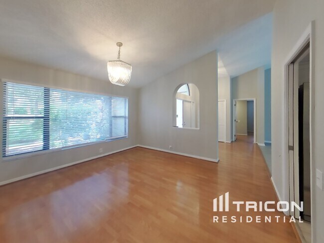 Foto del edificio - 16147 Vanderbilt Dr