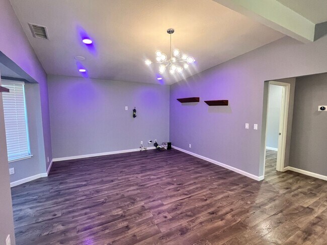 Foto del edificio - Beautifully Maintained Modern 3 Bedroom Ho...