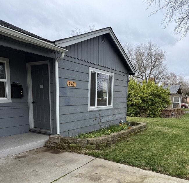 Building Photo - 447 N 5th St