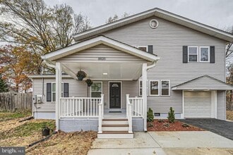 Building Photo - 8820 Fearne Ave