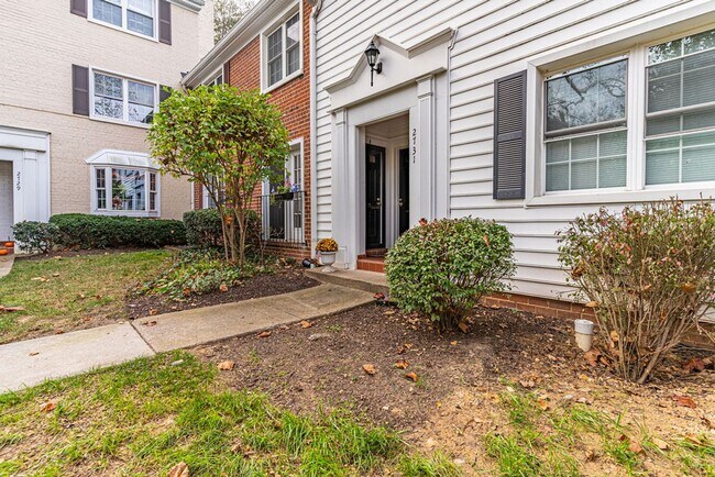 Building Photo - 2 Level Condo in Arlington!