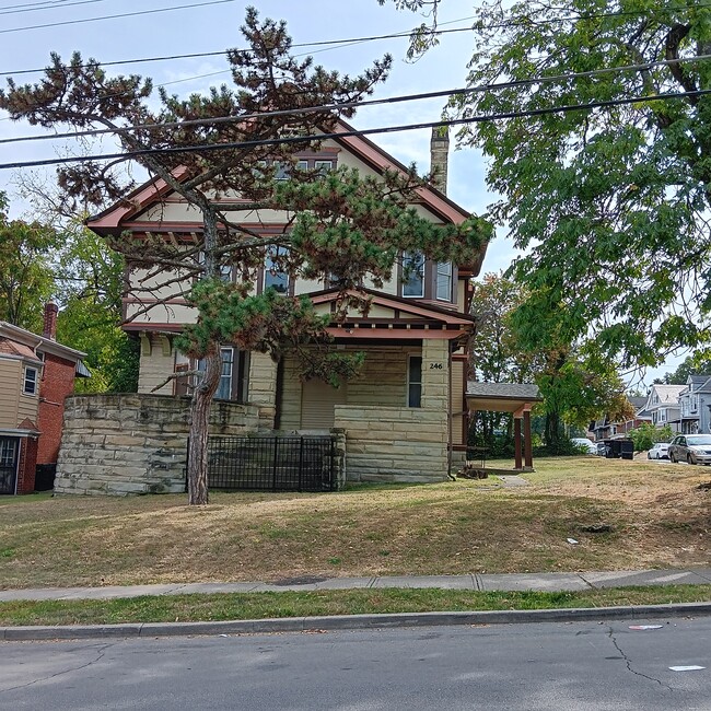 Building Photo - 325 McGregor Ave