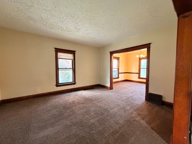 Building Photo - 3 Bedroom House - $850