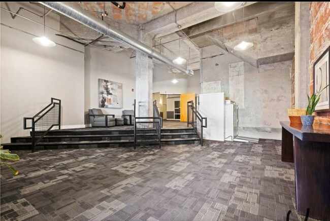 Foto del edificio - 321 W 7th St