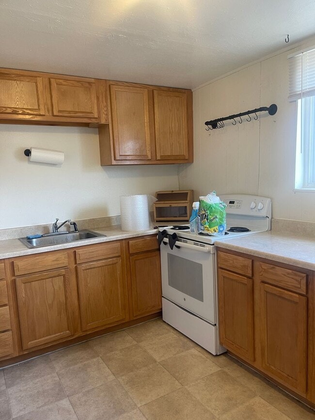 Building Photo - Two Bedroom in Golden in a Quiet Complex