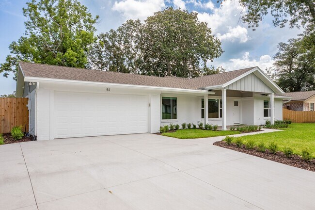 Foto del edificio - 51 Fairway Ln