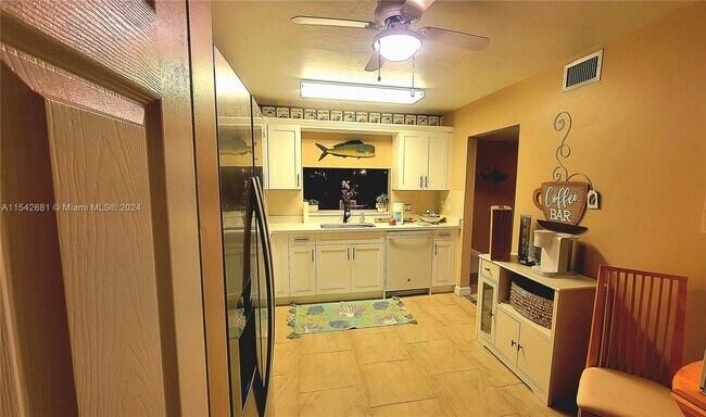 Foto del edificio - 15444 Admiralty Cir