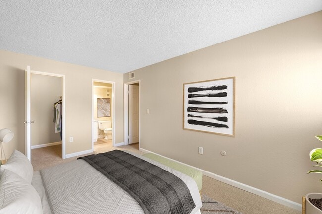 Dormitorio con baño privado y vestidor - Bella Terra at City Center Apartments