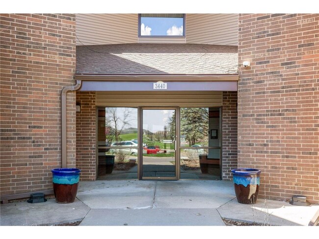 Foto del edificio - 3440 Golfview Dr