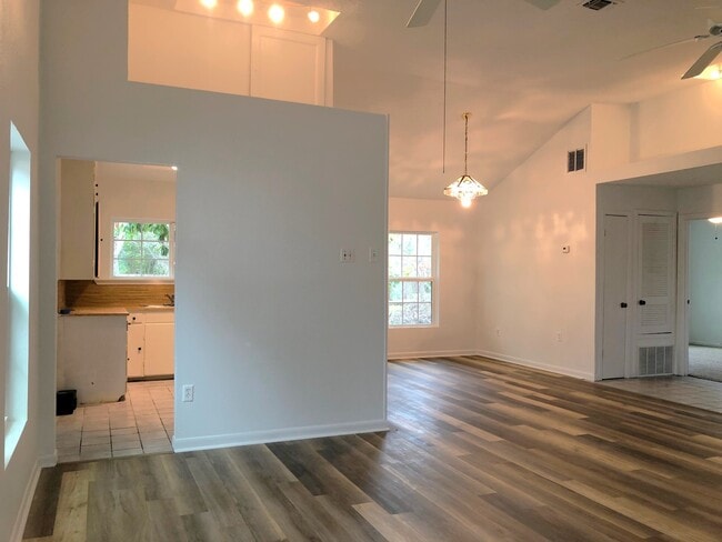 Building Photo - 302 Pecan Dr