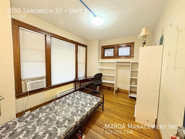 Photo du bâtiment - COZY FURNISHED STUDENT ROOM RENTAL - IN SANDWICH ALL INCLUSIVE!!