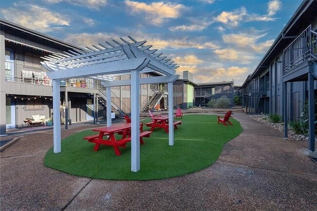 Building Photo - 909 Reinli St