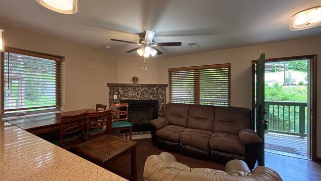 Foto del edificio - 121 Village Dr