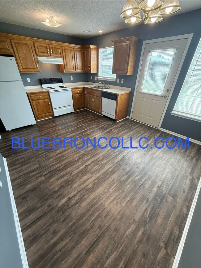 Foto del edificio - 621 Willow Ln