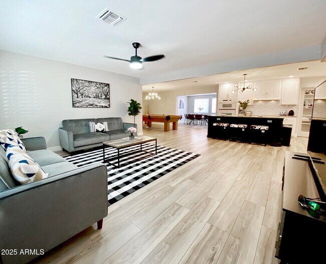 Foto del edificio - 8424 E Dianna Dr