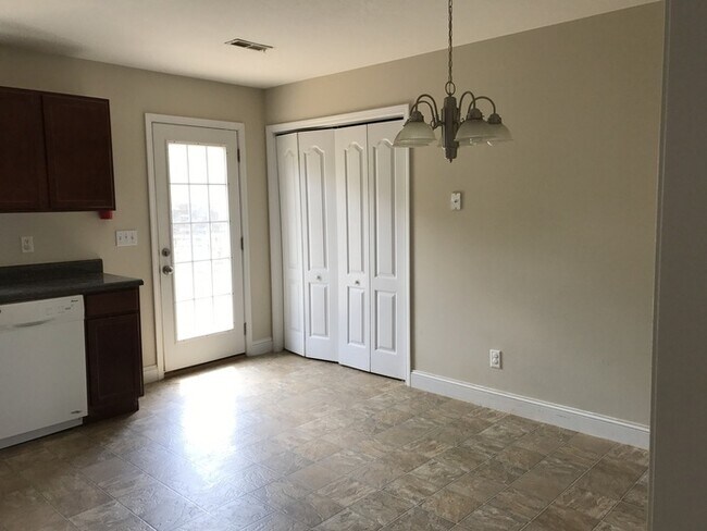 Foto del edificio - Charming All-Brick Home in Halls – Spacious & Convenient Knoxville Living
