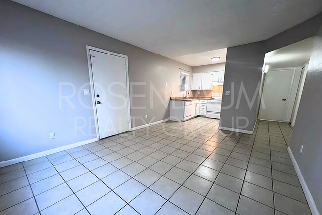 Foto del edificio - Charming 2-bedrooms, 1-bath ground level u...