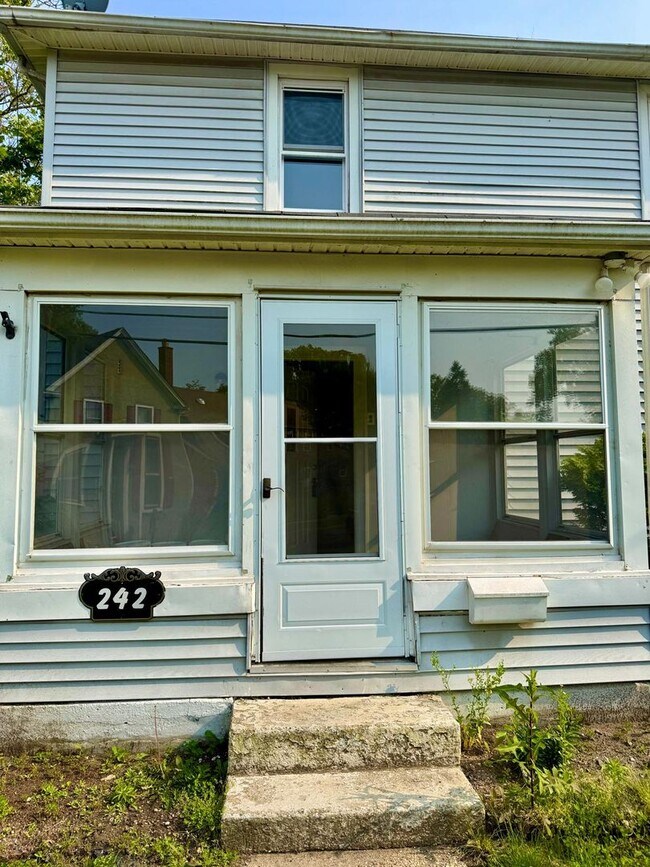 Foto del edificio - Spacious 3 Bedroom House with 1 bath for R...