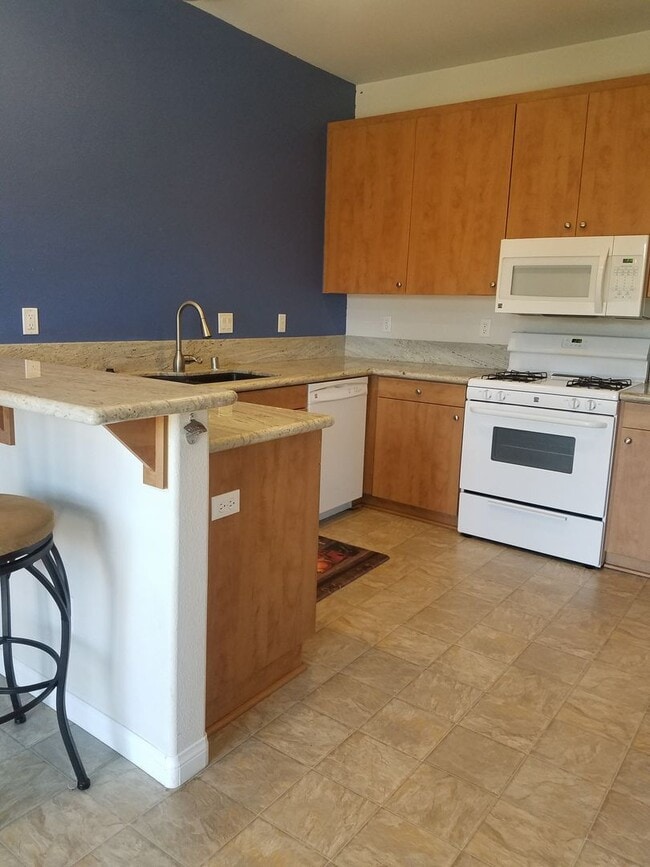 Building Photo - 3bd/2.5ba Condo w/ Attached Garage, Available July 31, 2026