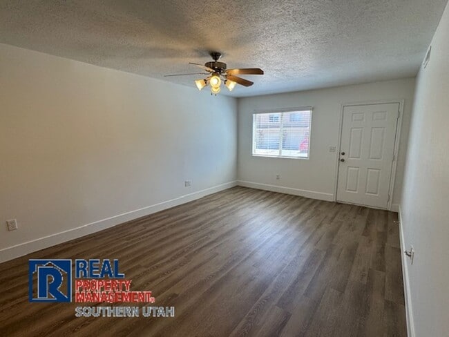 Foto del edificio - Hawk Hollow Townhomes