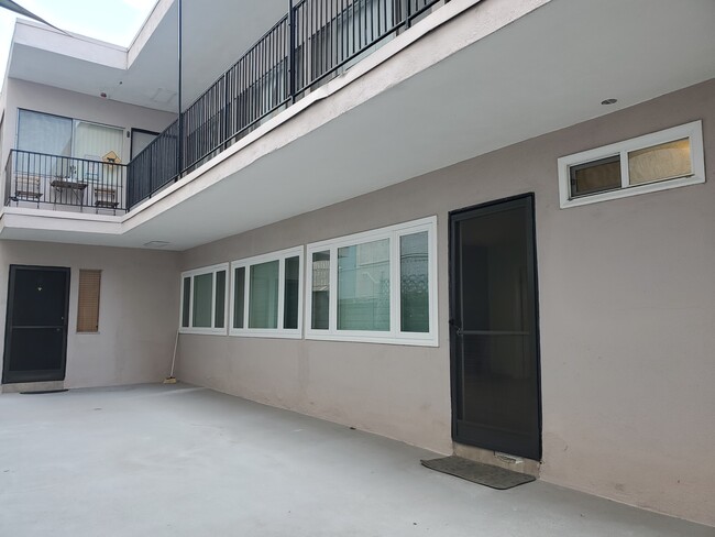 Building Photo - 12850 Moorpark St