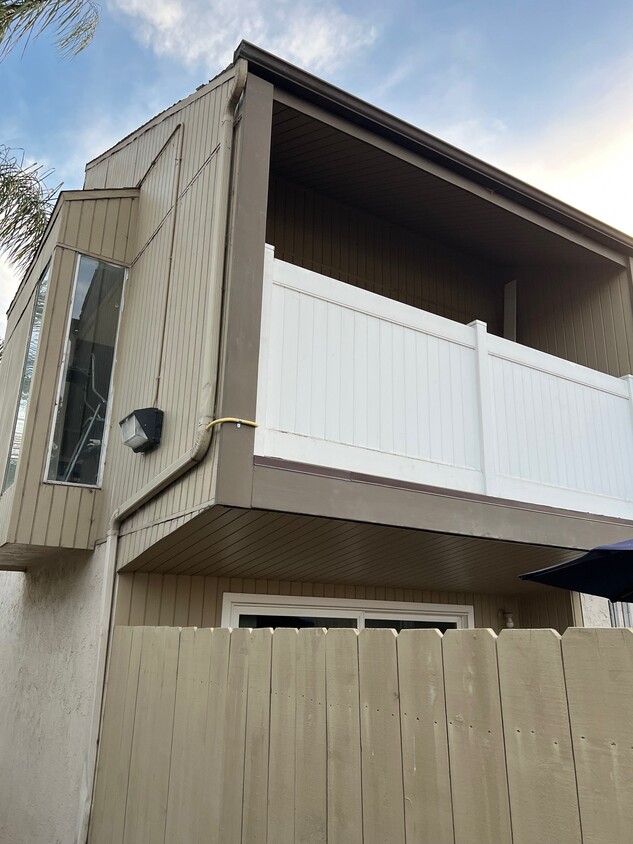 Exterior/Balcony - 8034 Linda Vista Rd