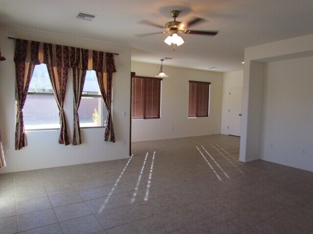 Building Photo - Madera Highlands 5 Bedroom Home!