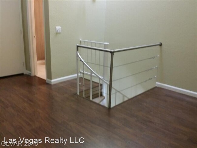 Building Photo - 1 br, 1.5 bath House - 530 Elm Dr. #206