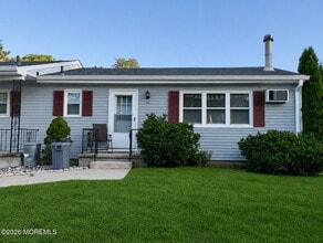 Building Photo - 14 Primrose Ln
