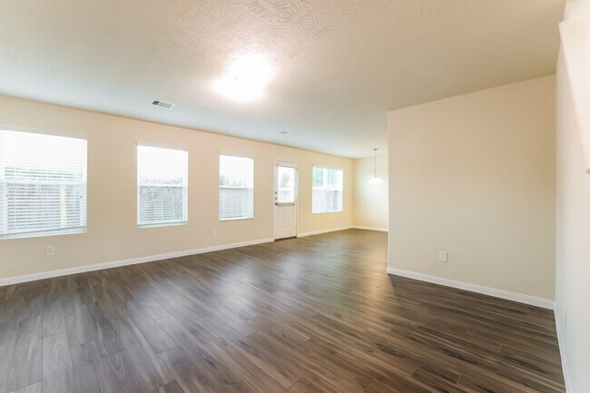 Building Photo - 10931 Myrtle Oak St