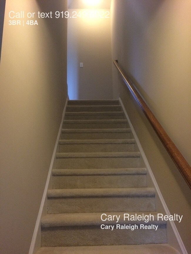 Building Photo - 530 Village Loop Dr