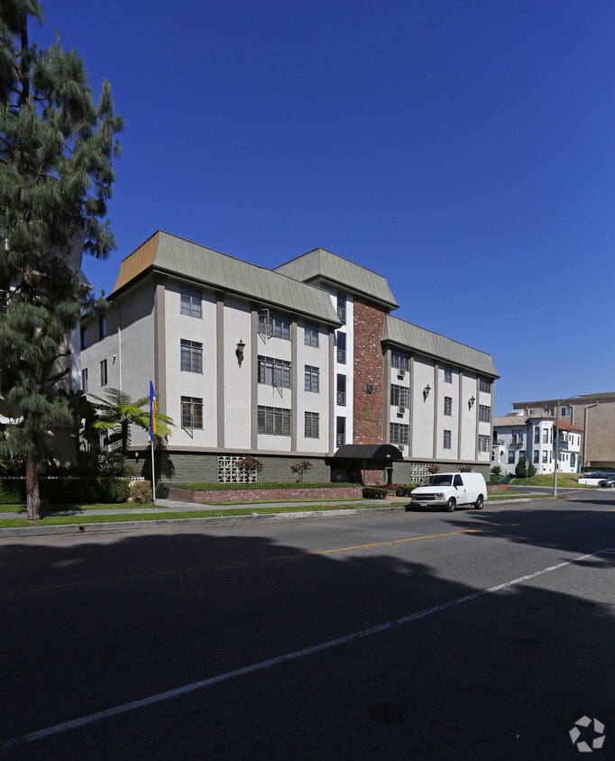 Building Photo - 401 S Harvard Blvd