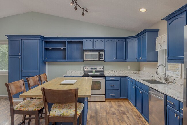 Foto del edificio - Charming 3-Bedroom Home in North Pole – Ne...