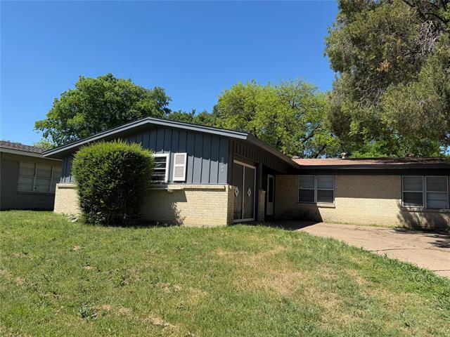 Building Photo - 2800 W Fuller Ave