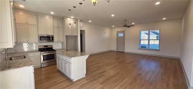 Building Photo - 941 Petit Jean St