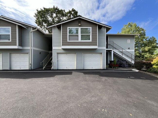 Charming Studio Condo in Portland!! Located in Bethany Village w/ Washer + Dryer Included!! - Charming Studio Condo in Portland!! Located in Bethany Village w/ Washer + Dryer Included!!