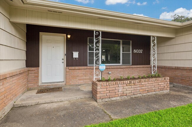 Foto del edificio - 8037 Longridge Dr