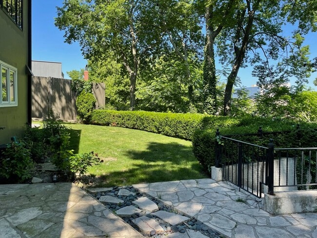 Building Photo - 606 W 49th Ter