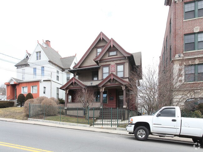 Building Photo - 90 Willow St