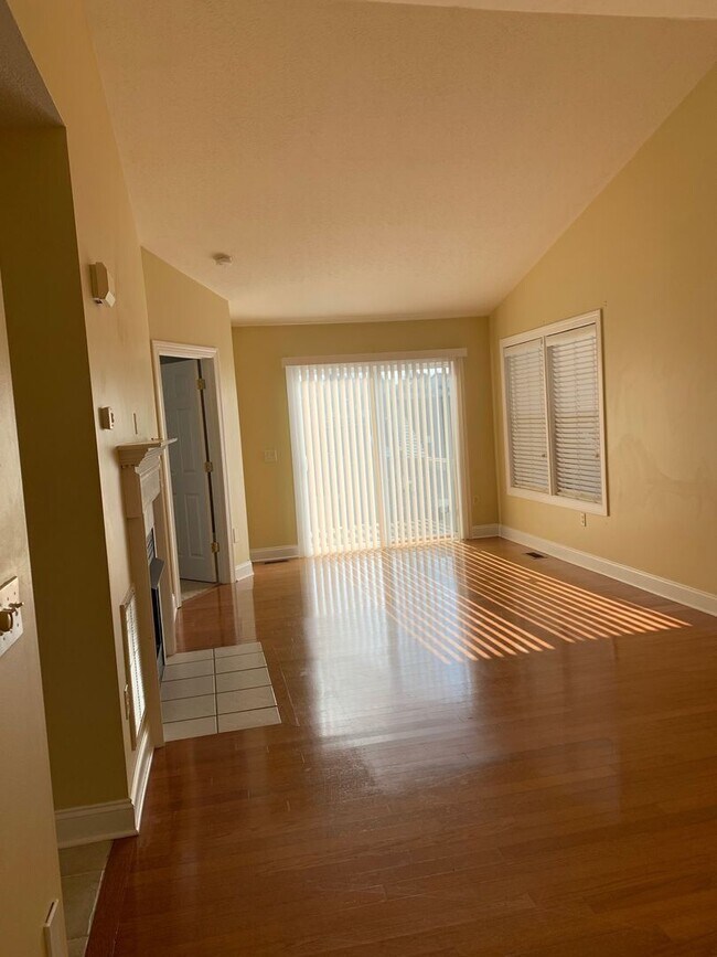 Building Photo - 2 Bedroom 2.5 Bath Townhouse with 2 Car Ga...