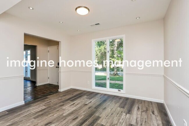 Building Photo - Parkway Schools - 5 Bed, 2.5 Bath