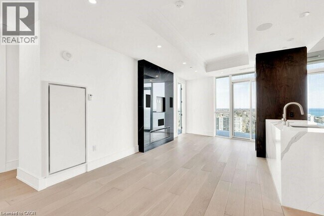 Photo du bâtiment - 2060 Lakeshore Rd.