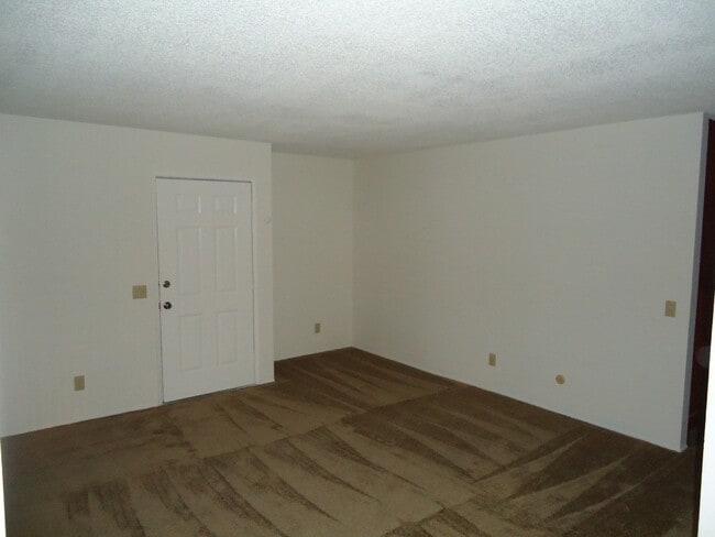 Building Photo - 3557 Kenora Dr
