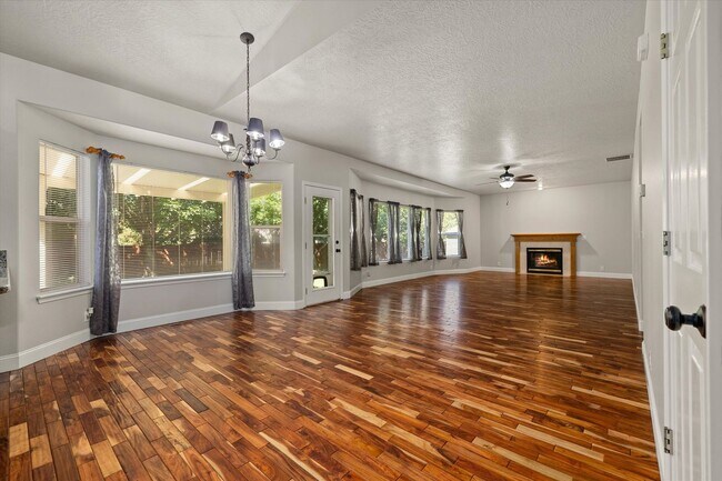 Foto del edificio - Beautifully Updated 4-Bedroom Home with 3-...