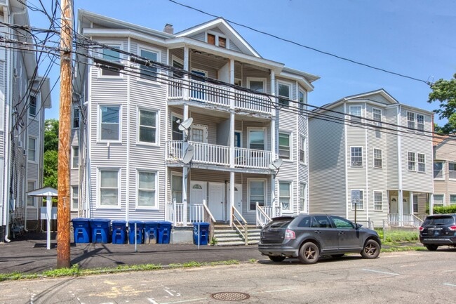 Building Photo - OVERSIZED 3 bedroom 1 bathroom Apartment